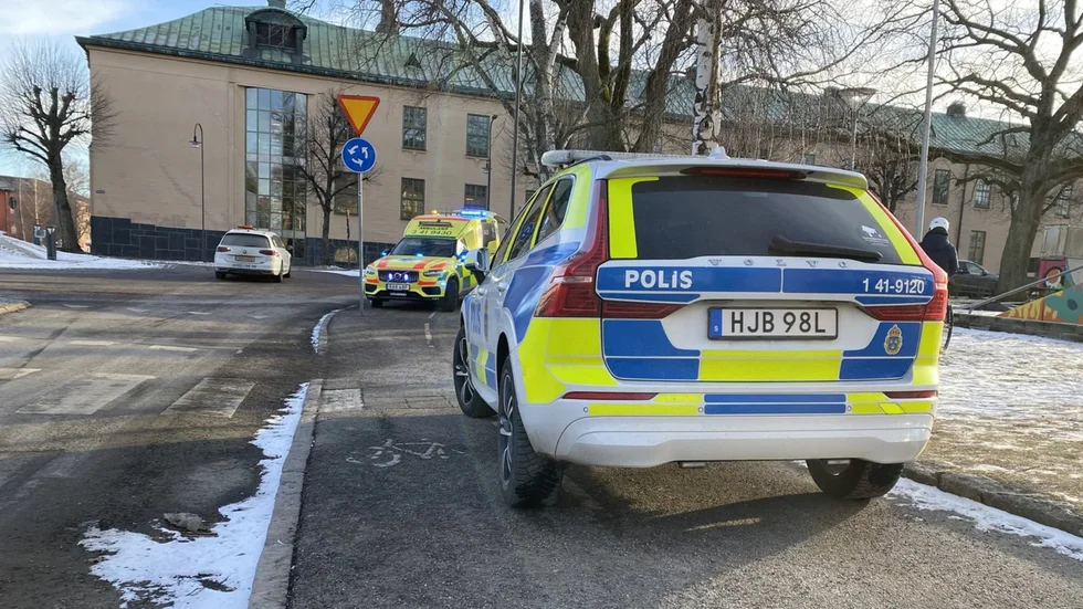 Polis och ambulans ryckte ut på larmet som kom 14.42 på torsdagen.