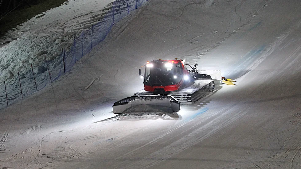 Att pista Yxbacken är ett kvällsjobb. Dag Jehrlander och hans kollegor brukar dra igång efter stängning, vid 20-21 på kvällarna. Sedan väntar ett antal timmar i pistmaskinen innan backen är klar och preparerad för en ny vinterdag.