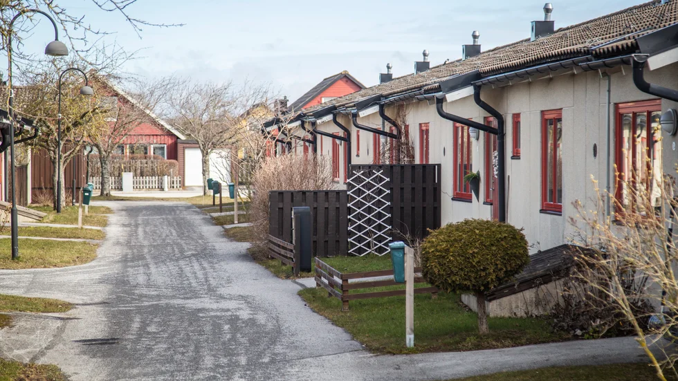 Gotlandshem. "Kommer det att finnas mer pengar till renoveringar bara för att man ändrar titlar på diverse arbetare och flyttar dem till andra lokaler?" 
