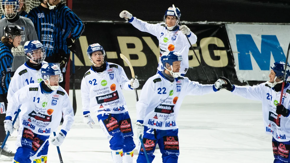 Villa Lidköping har två spelare som smittats med covid-19.