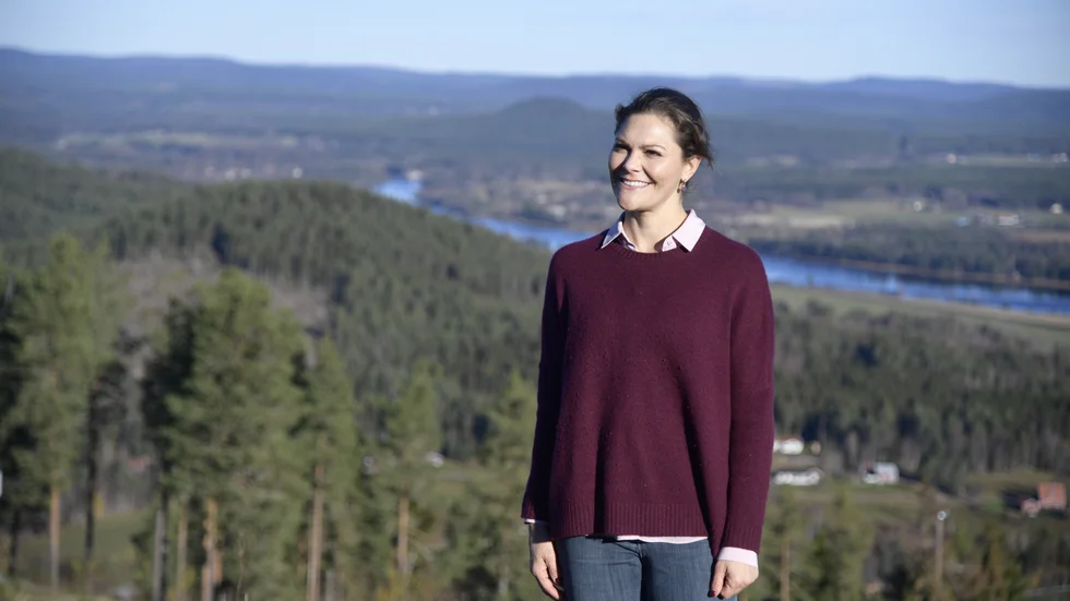 Det känns svårare att hålla avståndet i norr, som för kronprinsessan Victoria som befinner sig i Hälsingland på den här bilden.