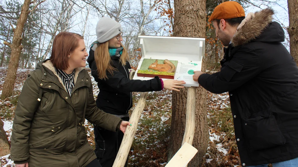 Kulturutvecklaren Karolina Bransell, naturvårdssamordnaren Marika Sjödin och kultursamordnaren Michael Asfahan, vid en av skyltarna till nya naturstigen.