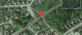 Lastbil stillastående på väg 55 - helt stopp i ett körfält