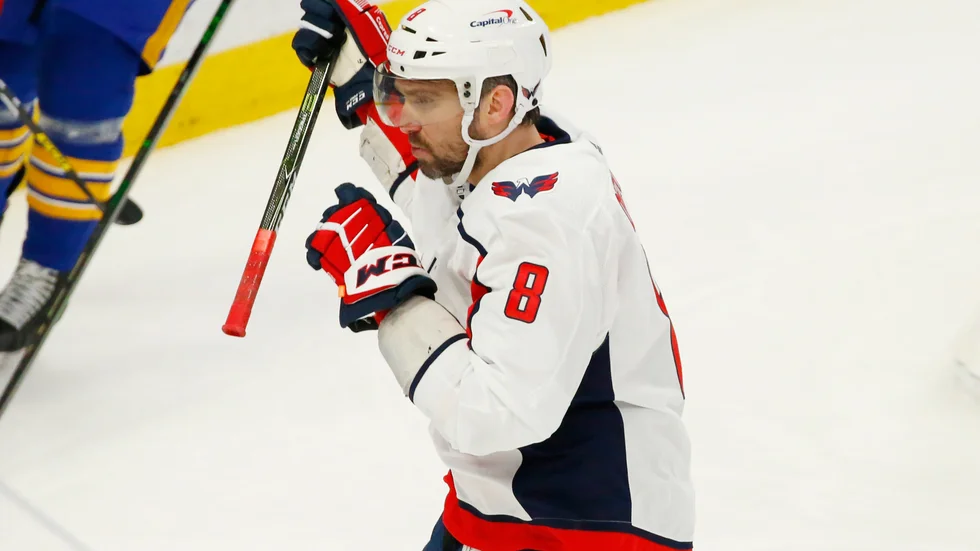 Washingtons Alex Ovetjkin firar sitt 717:e mål i den nordamerikanska ishockeyligan.