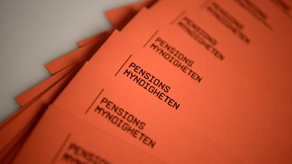 Om de ojämställda pensionerna ska bli mer jämställda tidigare än om 100 år krävs politiskt beslutade åtgärder, skriver debattskribenterna.