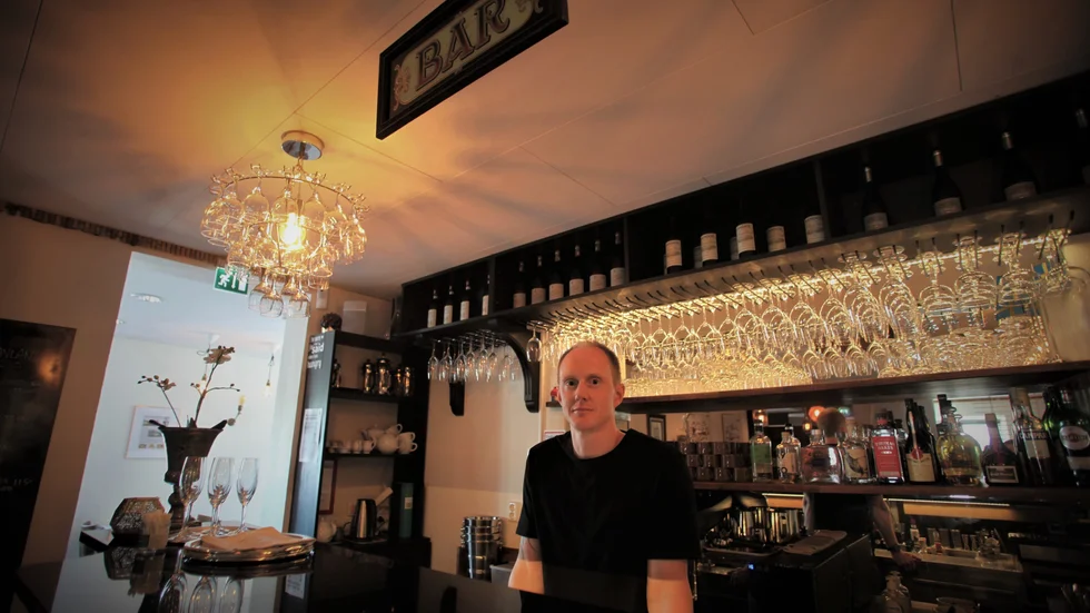 Edsbacka bistro är en finkrog i Strängnäs som Tobias Andersson drivit i ungefär tio år. Men i sommar gör han sista arbetsdag där, och hoppas att han hittar en efterträdare.