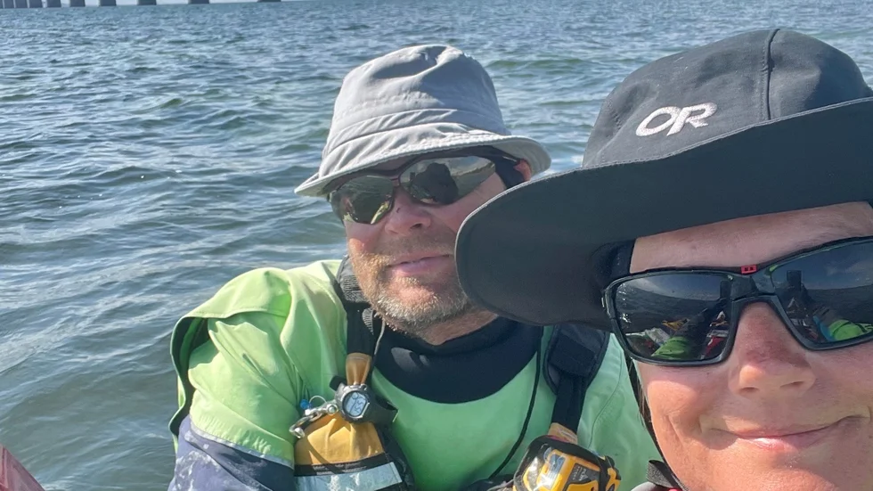 Ben Strengell och Marie Eklöf startade resan vid Svinesund för att ta sig till Haparanda.
