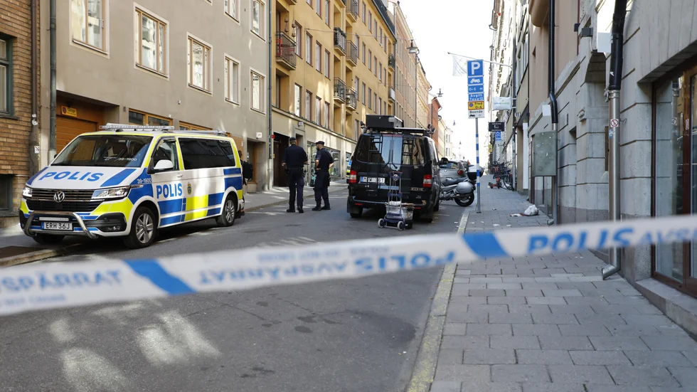 En man har anhållits för knivskärning vid ett vandrarhem i Vasastan.