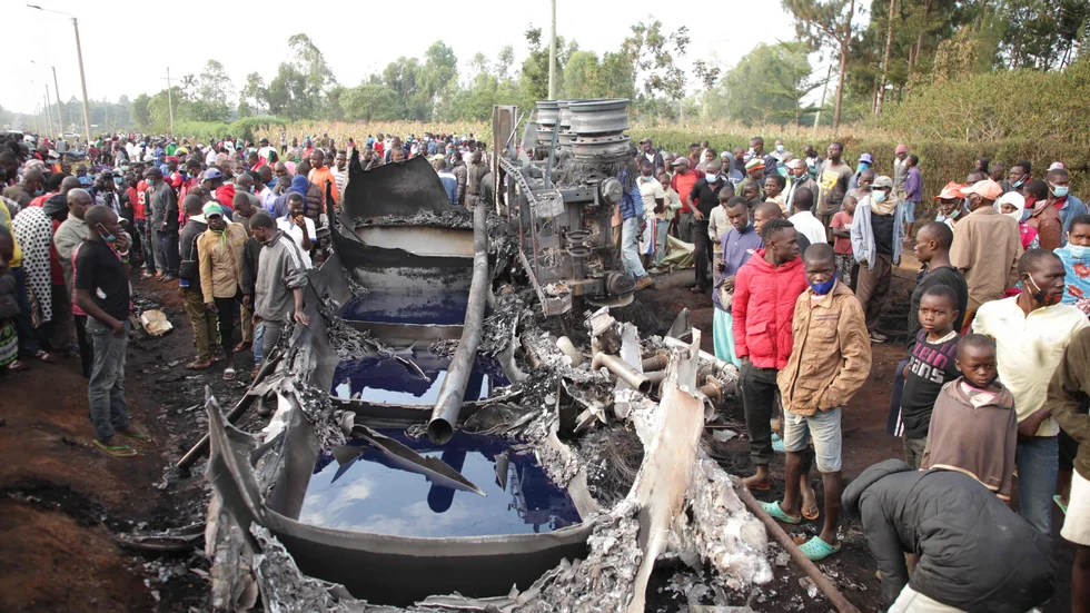 I kenyanska Malanga samlades på söndagen människor kring det utbrunna vraket av tankbilen som exploderade.