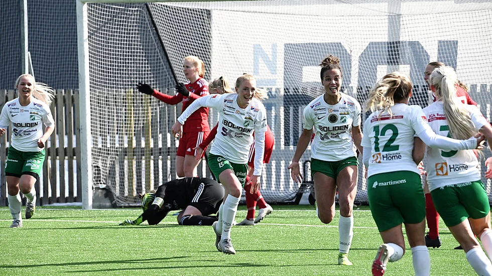 Arianna Veland jublar efter kvitteringsmålet i slutminuterna hemma mot Älvsjö i våras.