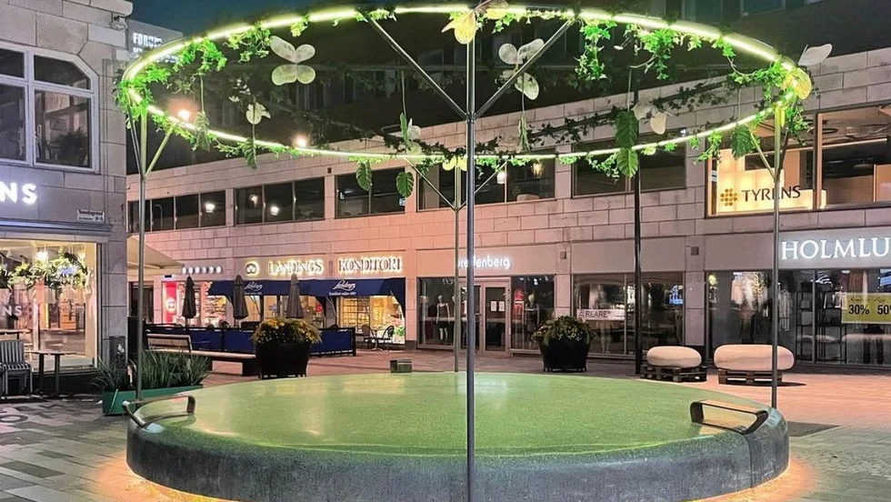 Den upplysta "pucken" på Forumtorget under kvällstid.