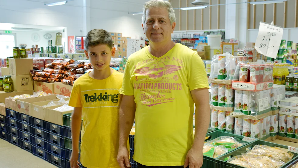 Taher Darwich driver sedan sju år tillbaka livsmedelsbutiken Al Shahbaa Livs i Vimmerby tillsammans med sin bror, Mohammed Darouich. Här med brorsonen Omar Darwich.