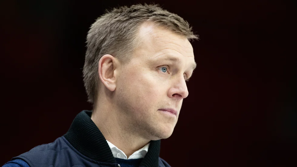Bert Robertsson följer kvartsfinalserien mellan AIK och Luleå med stort intresse.
