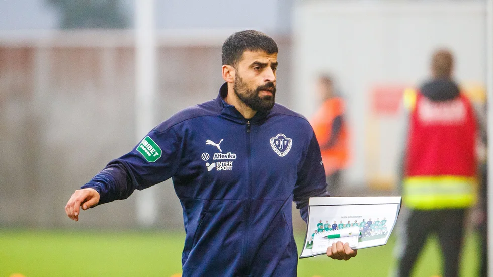 Dalkurdstränaren Mesut Meral tycker att allt går enligt skisserna. Här är han i fjol i Jönköpings jacka, där han var han assisterande tränare.