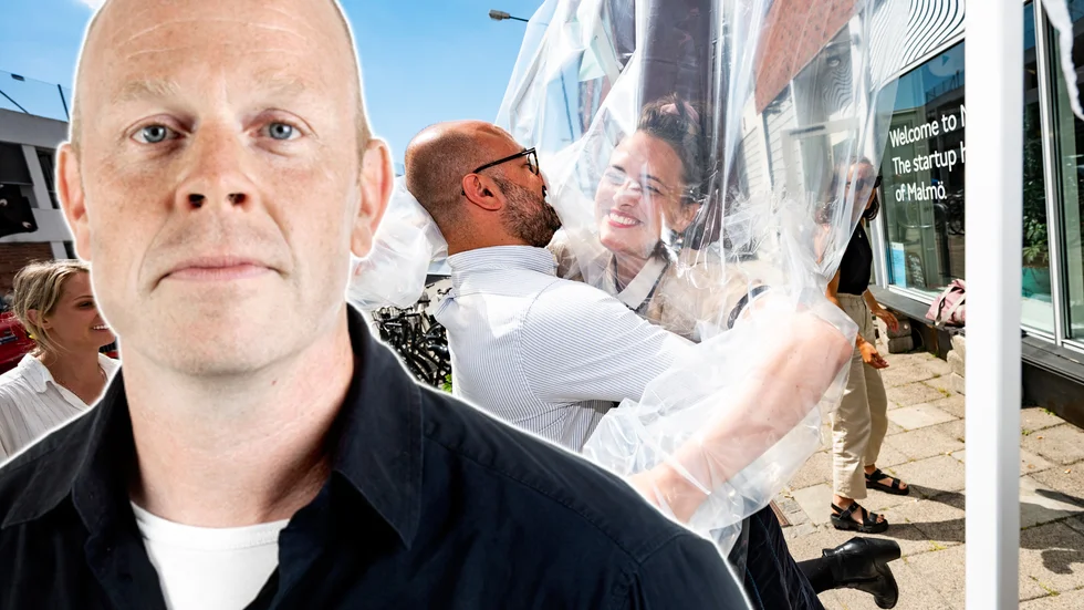 I fjol kom ett gäng Malmöbor på ett coronasäkert sätt att krama sina kollegor - med en kramstation. Kan det vara något som ingår i Jacke Sjödins efterfrågade kramriktlinjer? Att kramas på bestämda platser vid bestämda tillfällen, med lagom mycket kroppskontakt.