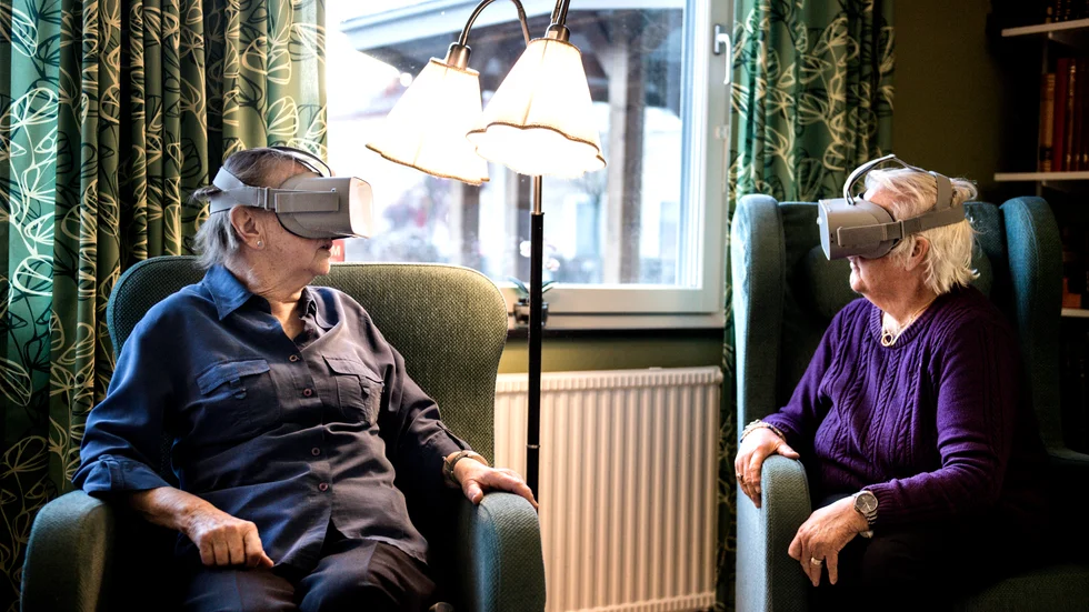Pensionären Maj-Britt Carlsson och Anne-Marie Engström upplever VR-teknik på äldreboende i Norrtälje som ett komplement till riktiga utflykter. 