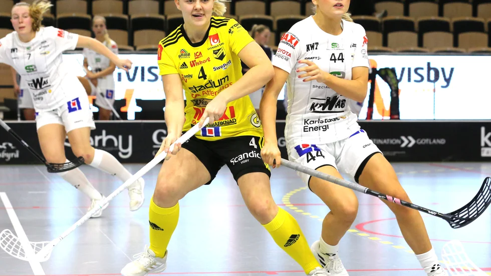 Tove Sandelin spelar innebandy med ett leende på läpparna. Efter två år i SSL får hon äntligen känna på hur det är att spela slutspelsinnebandy.