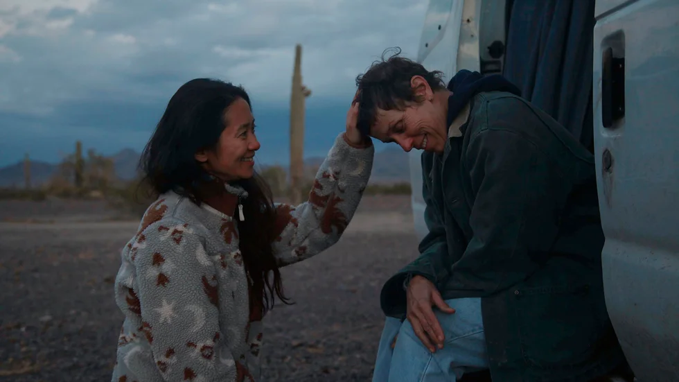 Både Chloé Zhao, till vänster, och Frances McDormand fick pris på Oscarsgalan för filmen "Nomadland". Zhao för bästa regi och McDormand för bästa kvinnliga skådespelare. Filmen utsågs dessutom till bästa film. Bild från inspelningen av filmen.