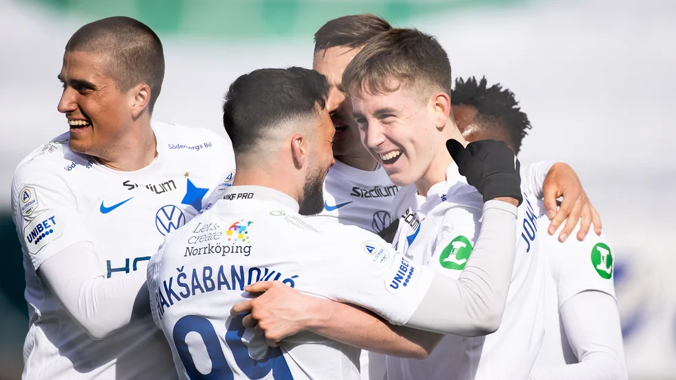 Jubel – efter lite rabalder. Det krävdes lite diskussion innan Isak Bergmann Johannessons 2–1 mot Halmstad godkändes.