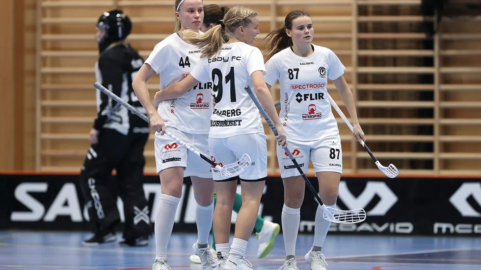 Endre har länge visat intresse för Täbys båda landslagsspelare Lisa Carlsson (44) och Julia Croneld (87), men båda har valt att fortsätta i Täby. 