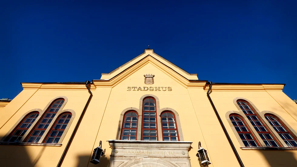 Kommunen vädjar till företag att anmäla intresse för att ta emot sommarjobbare.