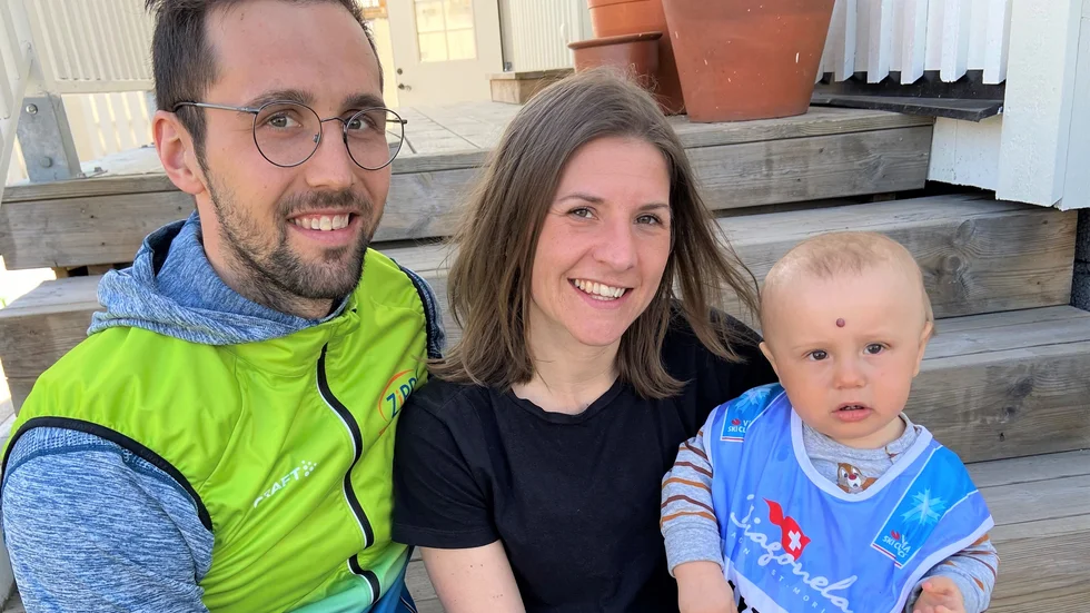 Michael Eklöf tillsammans med sin sambo Elin Larsson Roos och deras son Morris som har tagit på sig pappas nummerlapp från det omtalade långloppet La Diagonela.