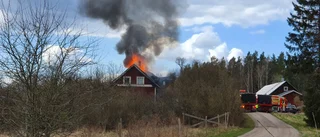 Villa övertänd i våldsam brand: "Kommer inte kunna rädda huset"