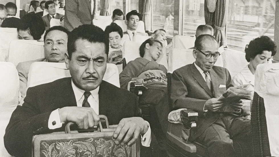 Den rike direktören Kingo Gondo (Toshiro Mifune) har ett svårt dilemma i Akira Kurosawas spännande och samhällskritiska kriminalfilm "Himmel och helvete" (1963).