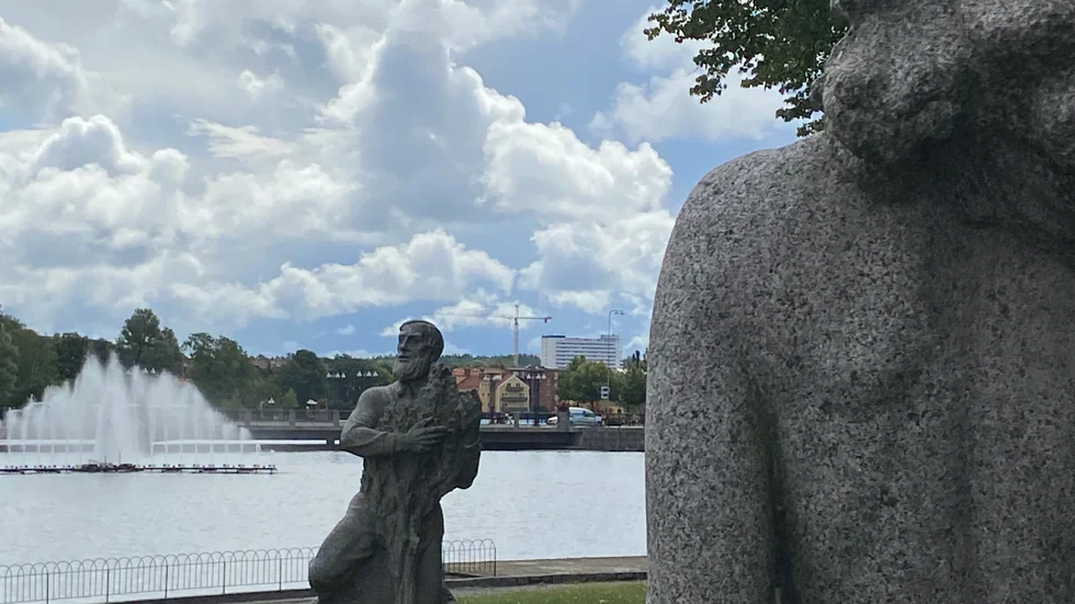 En man i Borås misstänks ha hotat förstöra livet för en socialarbetare i Eskilstuna.
