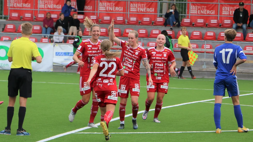 Piteå IF:s allsvenska damlag mötte Storfors pojklag i en träningsmatch på LF Arena.