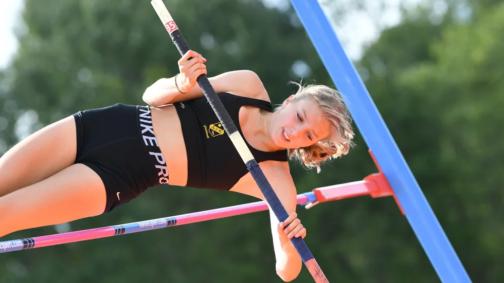 AIK:s 17-åring Hilda Wallgren klarade hem ett SM-silver när stavhoppet för flickor 17 år avgjordes i Norrköping.
