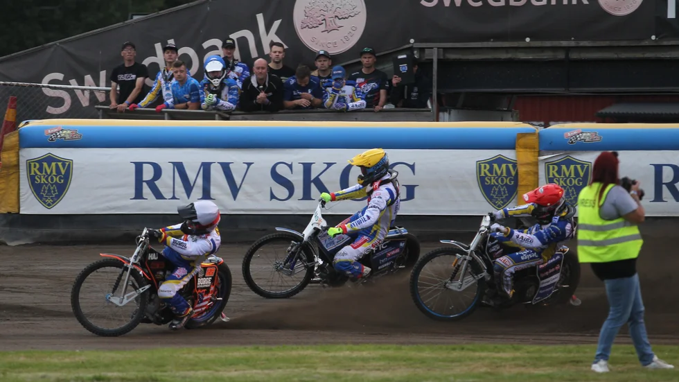 Piraterna kom på efterkälken i senaste hemmamatchen mot Dackarna, och förlorade också. På tisdagen körs sista bortamatchen för säsongen i elitserien, mot Västervik. Sedan sänks priserna till hemmamatchen på torsdag.