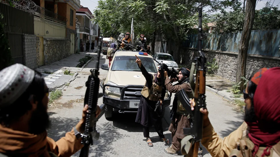 Patrullerande talibaner i huvudstaden Kabul under torsdagen.