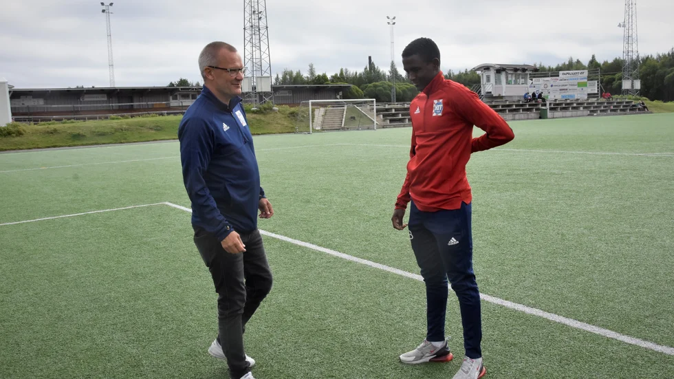 Haparanda FF:s ordförande Jouko Liakka är också Abdikadar Bulles tränare.