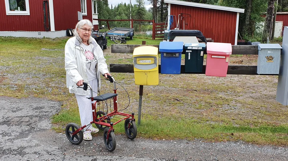 Marita Lindström säger att hon inte har kunnat posta något i brevlådan i Auktsjaur sedan i januari. "Hela byn är ju beroende av den här brevlådan", säger hon.