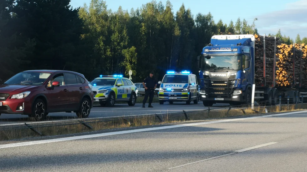 Tre bilar i krock på E4