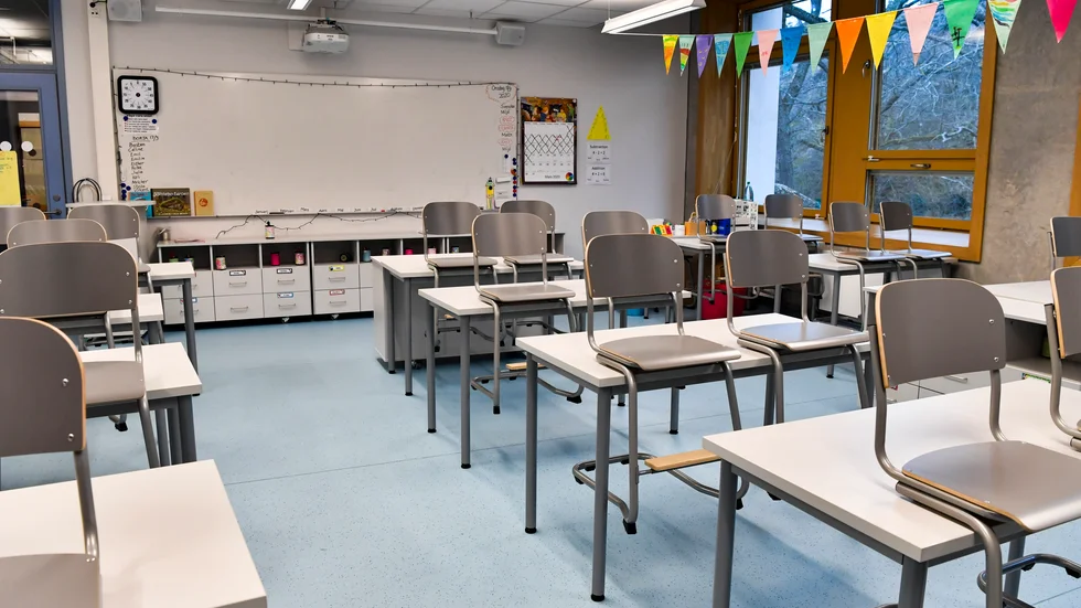 Ett tomt klassrum från inledningen av pandemin, 18 mars i fjol.