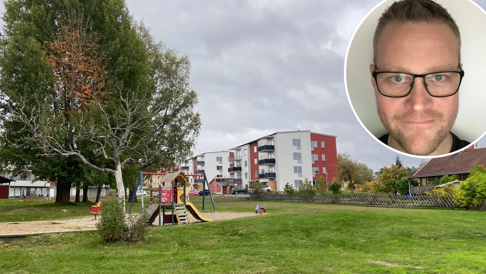 Här på grässlänten nedanför K-fasts nybyggda hus i Hällby ska en utomhusarena för spontanidrott samt en ny lekplats uppföras. På den infällda bilden syns K-fasts projektledare Stefan Edberg.