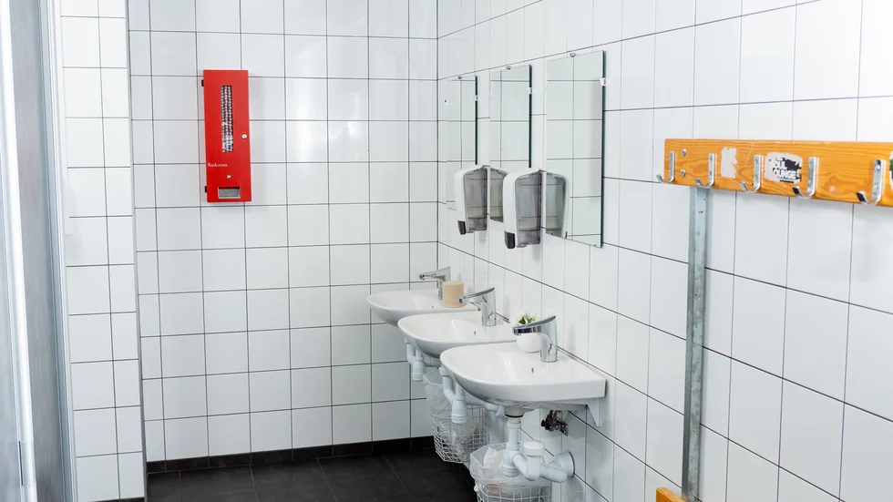 Bilden är från när mensskyddsautomater installerades i Kalix skolor förra året.