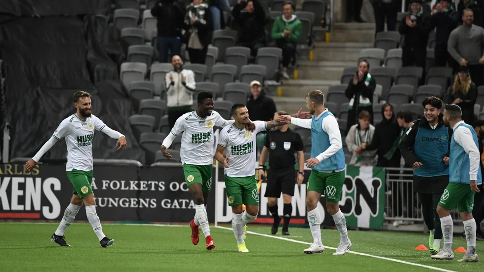 Hammarbys Vladimir Rodic (mitten) jublar efter sitt 3-0-mål.