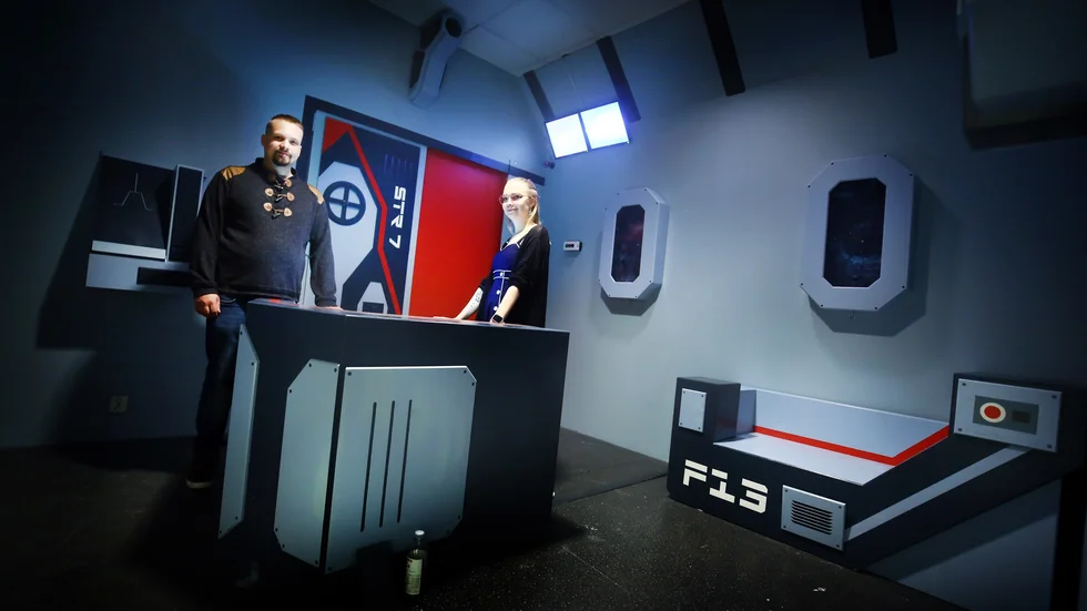 "Den här staden behöver verkligen mer roliga saker att göra, många har väntat på det här och det tycker vi är kul", säger Jussi Aarnio och Jennie Fröberg på Quezzle escape room Eskilstuna som nu öppnar äventyrsrummet Rymdskeppet.