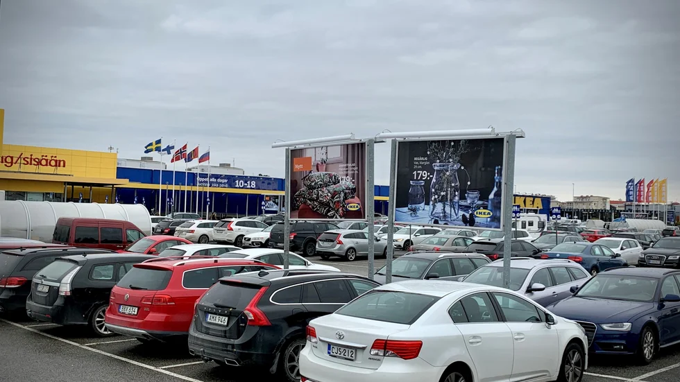 Parkeringen på Ikea har här några tomma platser, tidigare under lördagen var den fullproppad.