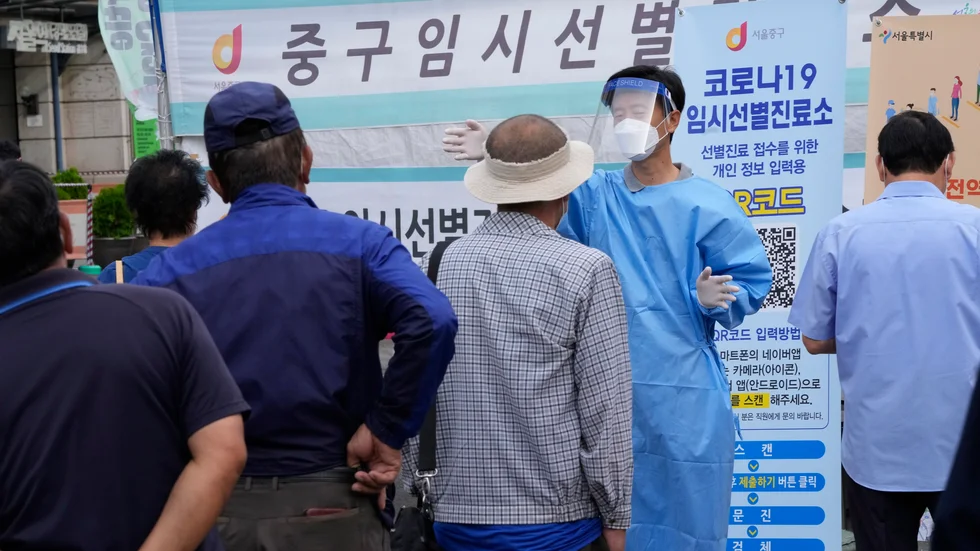 Människor köar för att ta covidtest i Sydkoreas huvudstad Seoul.