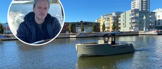 Här provkör SN nya elbåten från Nyköping – med tak anpassat för wakeboardlinor