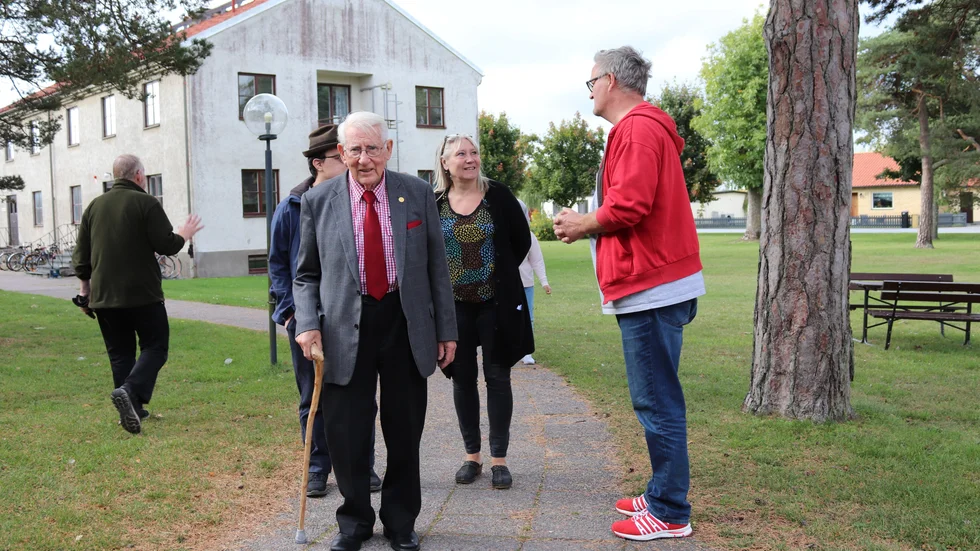 Thage G Peterson vid ett tidigare besök på Gotlands folkhögskola. Nu skänker han 150 000 kronor till skolan.
