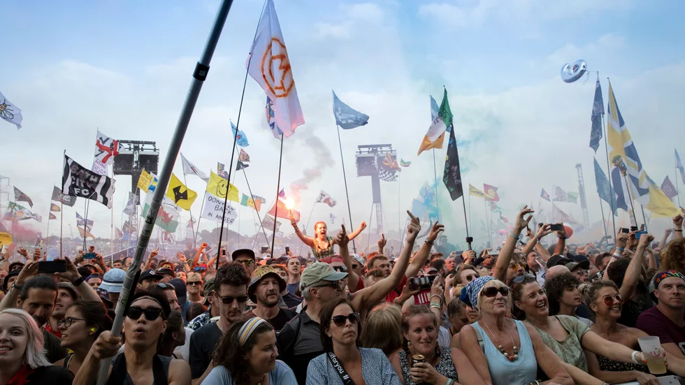Besökare i Glastonbury lyssnar på Liam Gallagher under festivalen 2019.