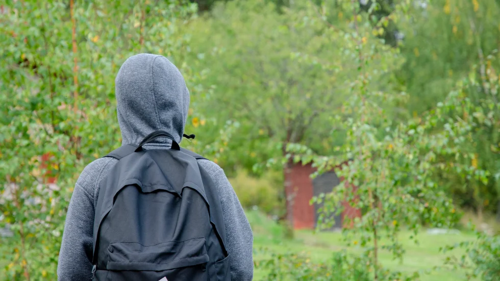 Tidigare har tioåriga Anna åkt med skolskjutsen, men nu vågar varken hon eller familjen använda den tjänsten mer.