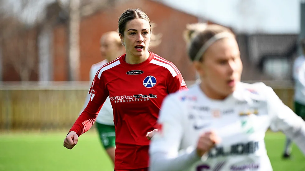 Jennie Hällström var tillbaka på sin gamla hemmaplan under lördagen. 2013 spelade hon senast i Morön BK.