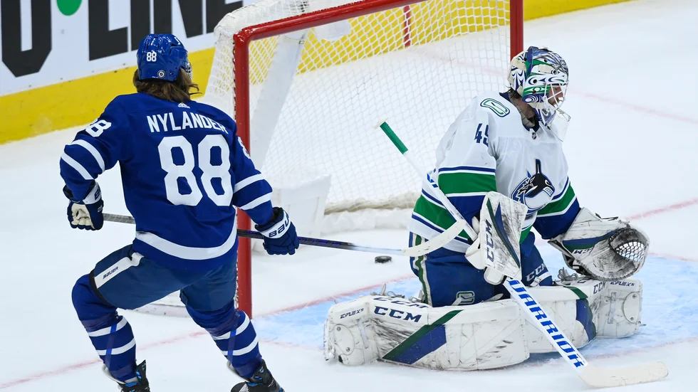 Torontos forward William Nylander överlistar Vancouvers Braden Holtby.