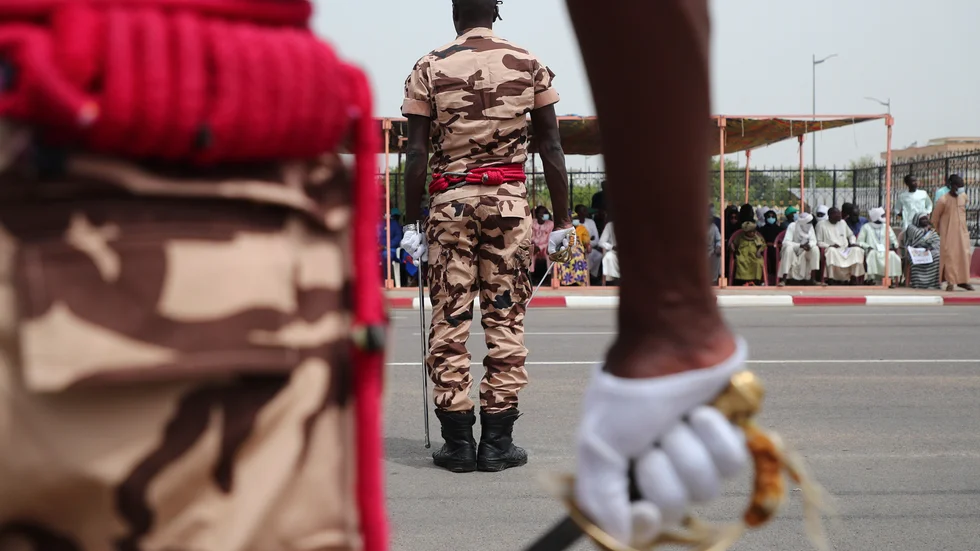 Soldater i givakt vid begravningen av president Idriss Déby i fredags. Arkivbild